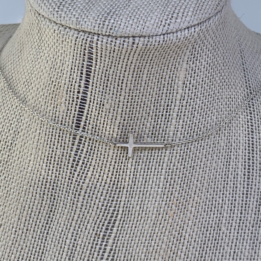 Stella & Dot Sterling silver interlock side cross